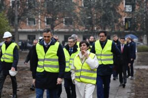 Pedro Sánchez y su equipo en una visita a un proyecto de vivienda en Madrid