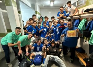 Jugadores de la Peña Real Madrid celebrando su victoria en el vestuario