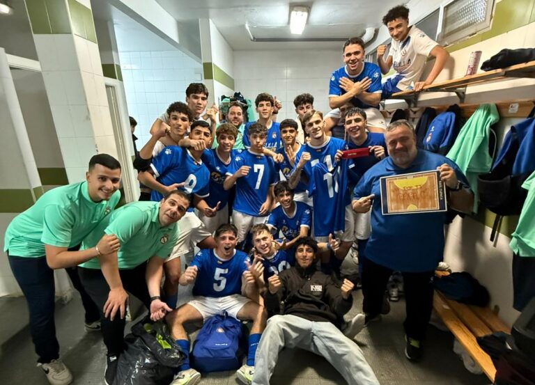 Jugadores de la Peña Real Madrid celebrando su victoria en el vestuario