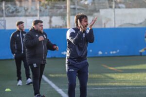 Pepe Arredondo dando instrucciones durante un entrenamiento del equipo de fútbol.