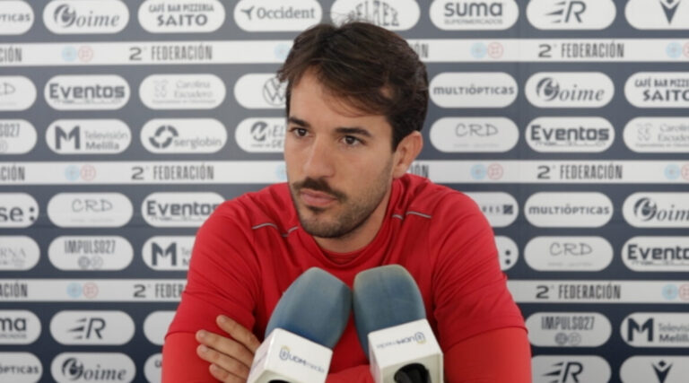 Pepe Arredondo, entrenador del filial de la U.D. Melilla en rueda de prensa