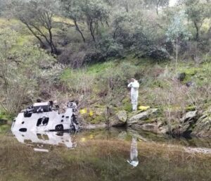 Pieza de un tren parcialmente sumergida en un arroyo en Adamuz