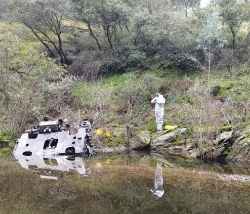 Pieza de un tren parcialmente sumergida en un arroyo en Adamuz