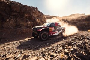 Vehículo de rally en un terreno rocoso durante el Dakar en Arabia Saudita