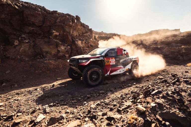Vehículo de rally en un terreno rocoso durante el Dakar en Arabia Saudita