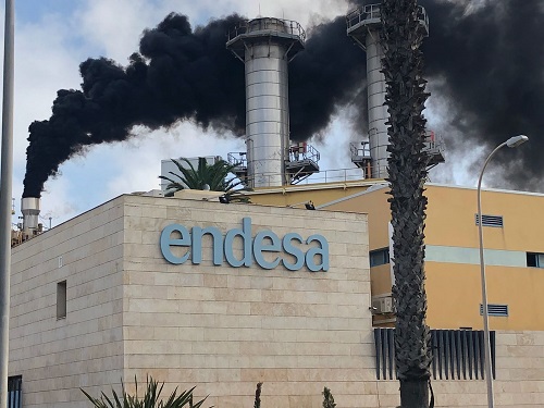 Planta de energía Endesa en Melilla con humo saliendo de chimeneas