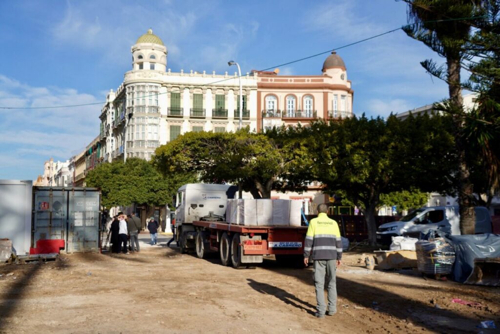 Obras de rehabilitación en la Plaza de España de Melilla con camiones y trabajadores