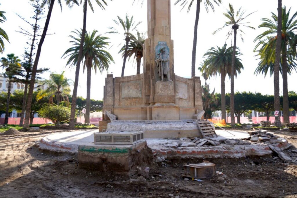 Obras de rehabilitación en la Plaza de España con palmeras al fondo