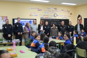 Inauguración del programa Ciberexperto en un aula con alumnos y policías