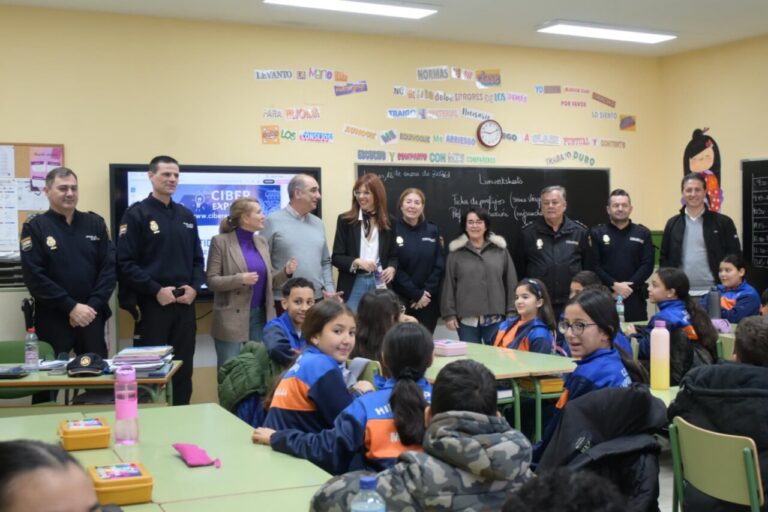Inauguración del programa Ciberexperto en un aula con alumnos y policías