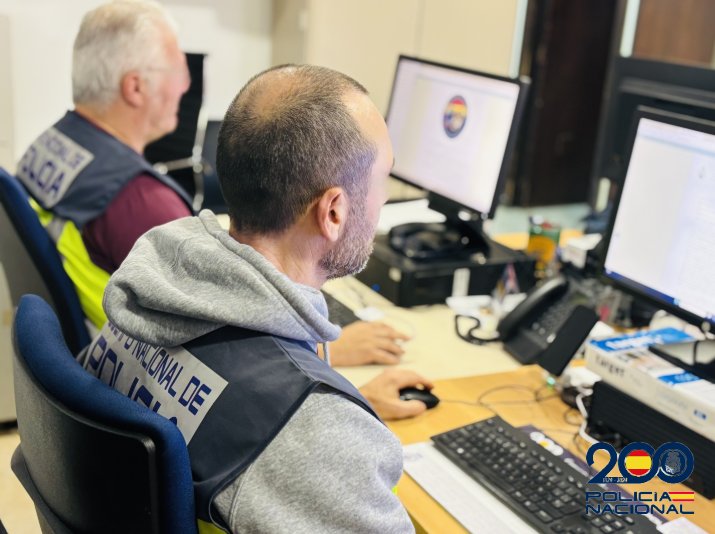 Agentes de la Policía Nacional trabajando en el área de delitos tecnológicos en Melilla