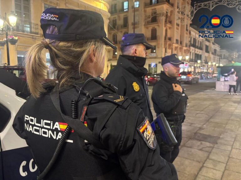 Agentes de la Policía Nacional en Melilla durante el Plan Comercio Seguro 2025
