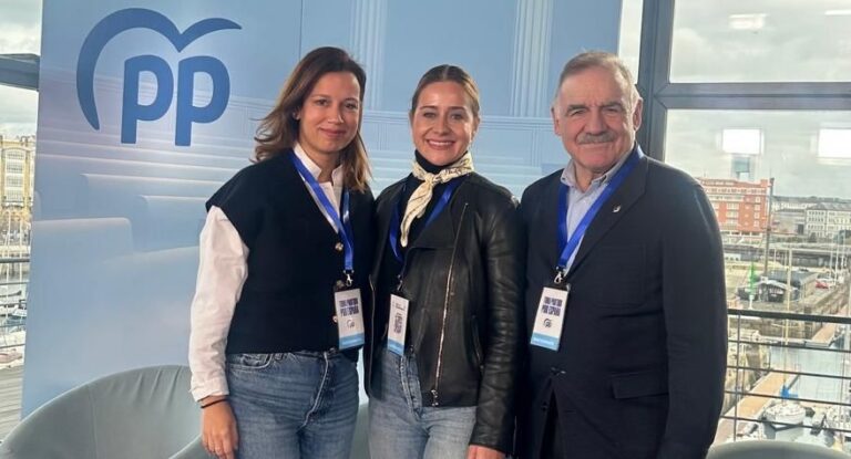 Senador Fernando Gutiérrez Díaz de Otazu junto a otros miembros del PP