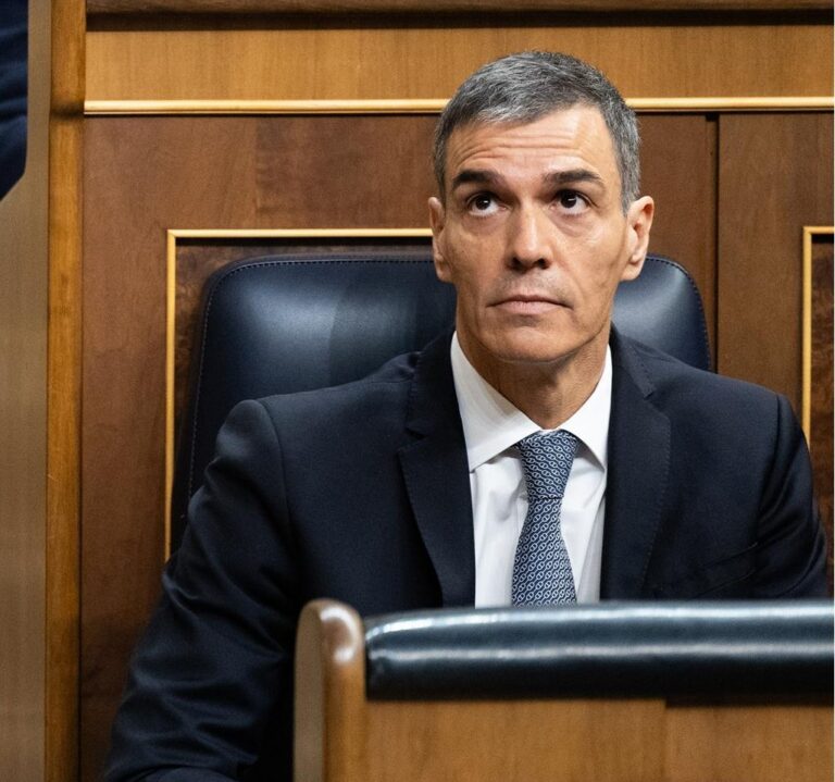 Dos hombres estrechando manos en un evento político en el campo.