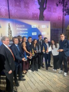 Grupo de jóvenes recibiendo el premio Princesa de Girona por valores deportivos.