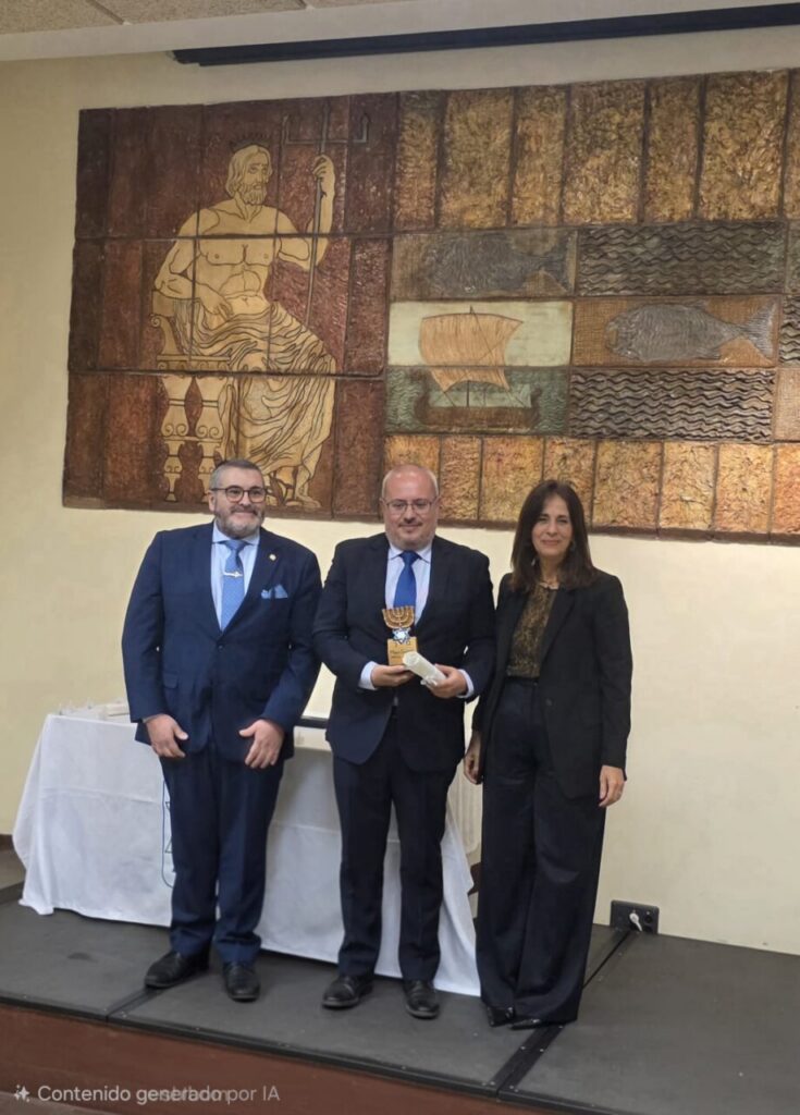 Entrega de premios Mem Guímel 2026 en Melilla con tres personas posando