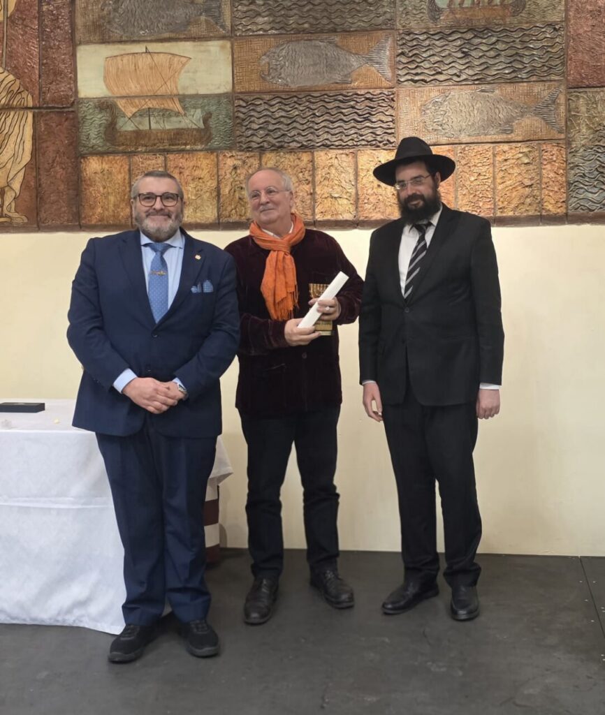 Tres personas posando durante la entrega de premios Mem Guímel 2026 en Melilla