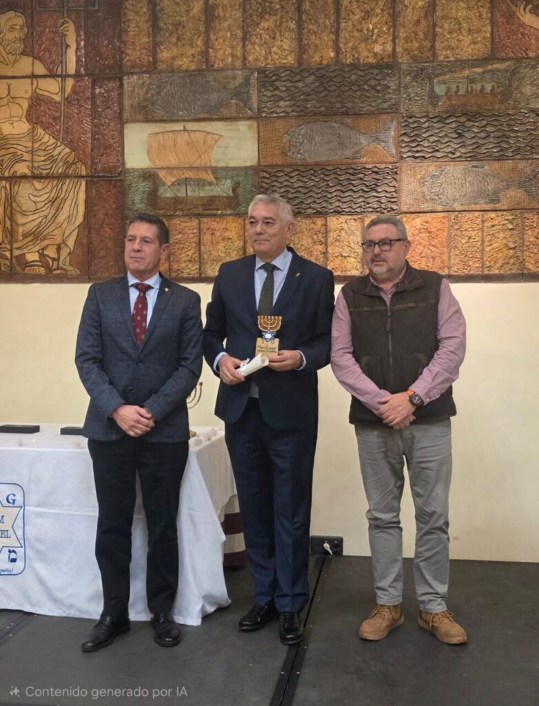 Entrega de premios Mem Guímel 2026 en Melilla con tres hombres