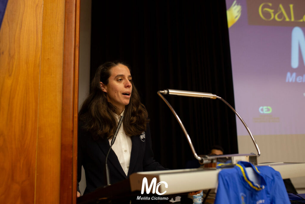 Begoña Luis, seleccionadora nacional de ciclismo paralímpico, en un evento de premiación
