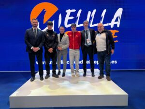 Presentación del Campeonato de Europa de Triatlón Youth en FITUR con autoridades y triatletas.