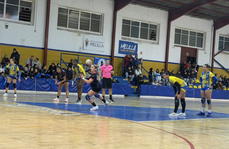 Jugadoras del Club Balonmano T-Maravilla Melilla en un partido de balonmano