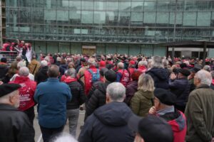 Decenas de jubilados protestan en Madrid por pensiones dignas