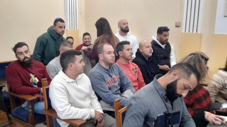 Grupo de policías locales protestando en la Asamblea de Melilla