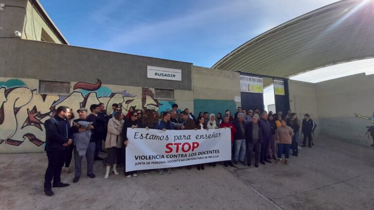 Protesta de docentes contra la violencia en las aulas en Melilla