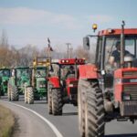 Protesta de agricultores con tractores en una carretera