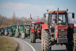 Protesta de agricultores con tractores en una carretera