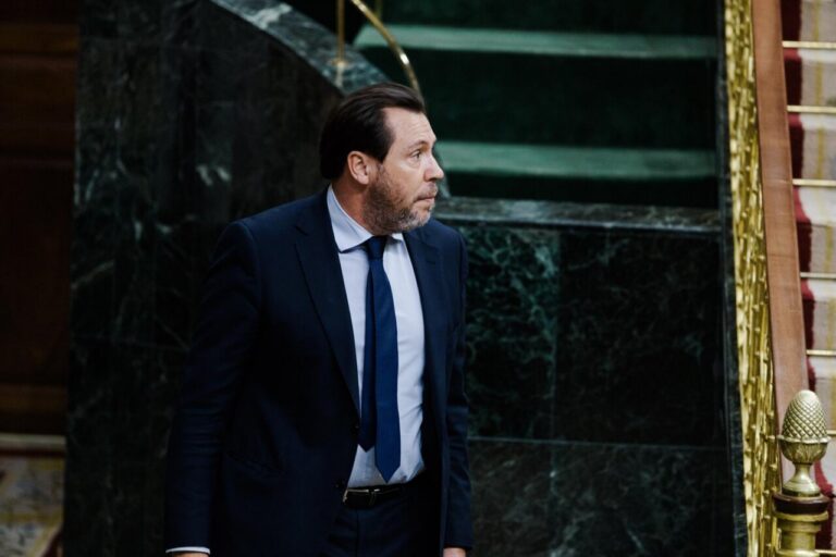 Ministro de Transportes discutiendo responsabilidades por accidente en Adamuz