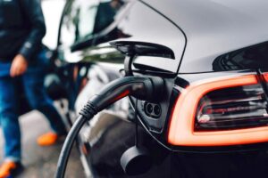 Cargador de vehículo eléctrico conectado en un punto de recarga