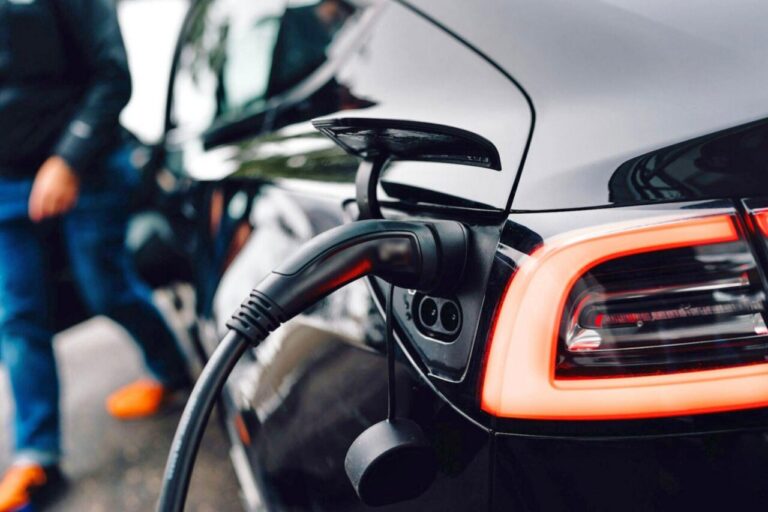 Cargador de vehículo eléctrico conectado en un punto de recarga