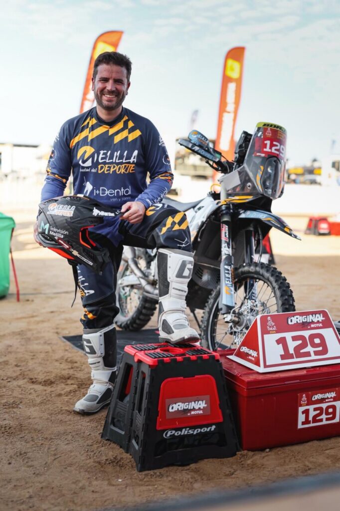 Piloto Rachid Al-Lal con su moto en el Dakar 2026