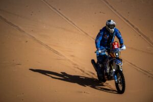 Piloto Rachid Al-Lal compitiendo en el Dakar 2023 en motos