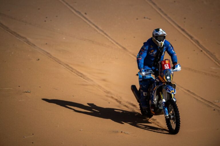 Piloto Rachid Al-Lal compitiendo en el Dakar 2023 en motos
