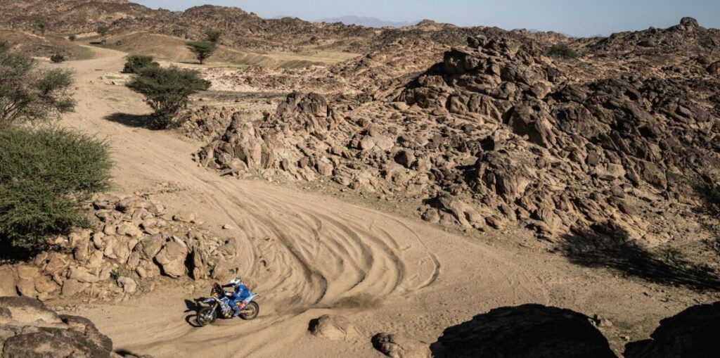 Piloto Rachid Al-Lal en su moto durante el Rally Dakar 2026 en Arabia Saudí.