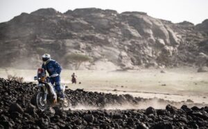 Piloto Rachid Al-Lal compitiendo en el Dakar sobre terreno rocoso