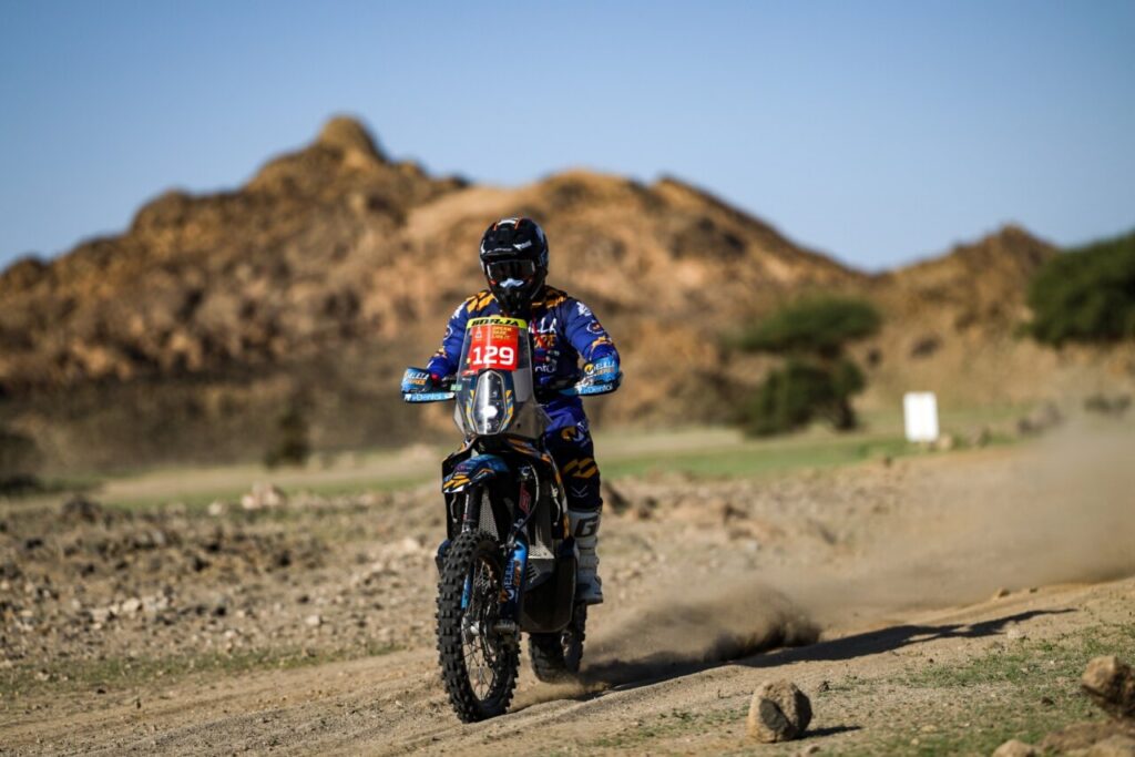 Piloto en moto compitiendo en el Rally Dakar 2026 en Arabia Saudí