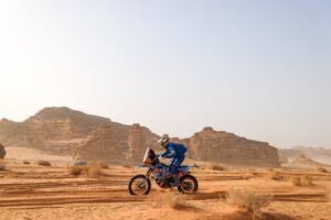 Piloto Rachid Al-Lal compitiendo en el Rally Dakar 2026 en Arabia Saudí