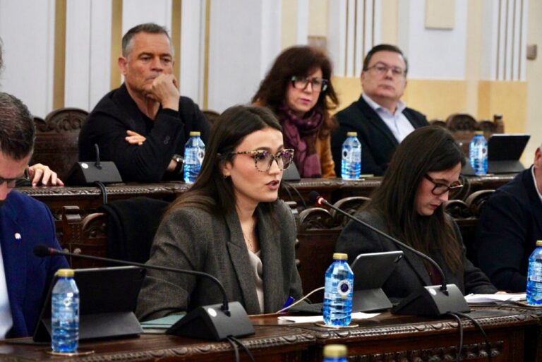 Randa Mohamed hablando en una reunión política con otros asistentes
