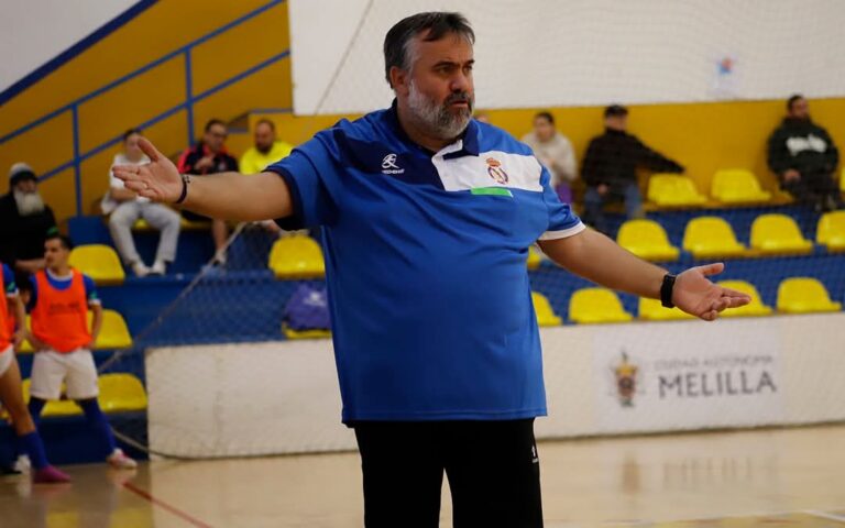Raúl Cuenca dirigiendo a su equipo en un partido de fútbol sala