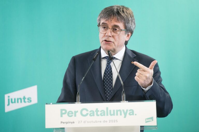 Carles Puigdemont hablando en una conferencia de prensa sobre su situación legal.