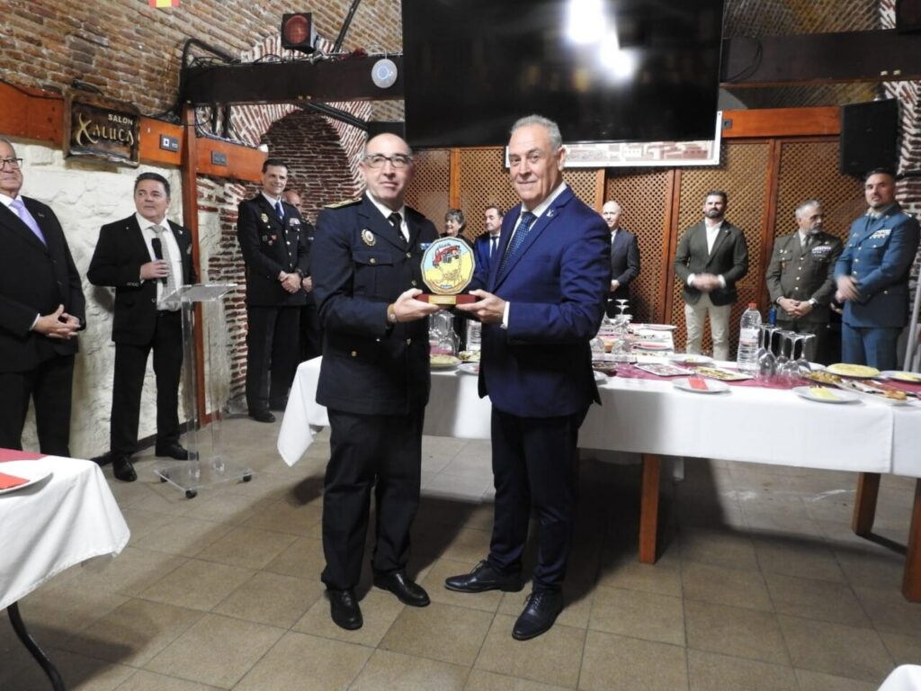 Entrega de reconocimiento a las Fuerzas Armadas en Melilla