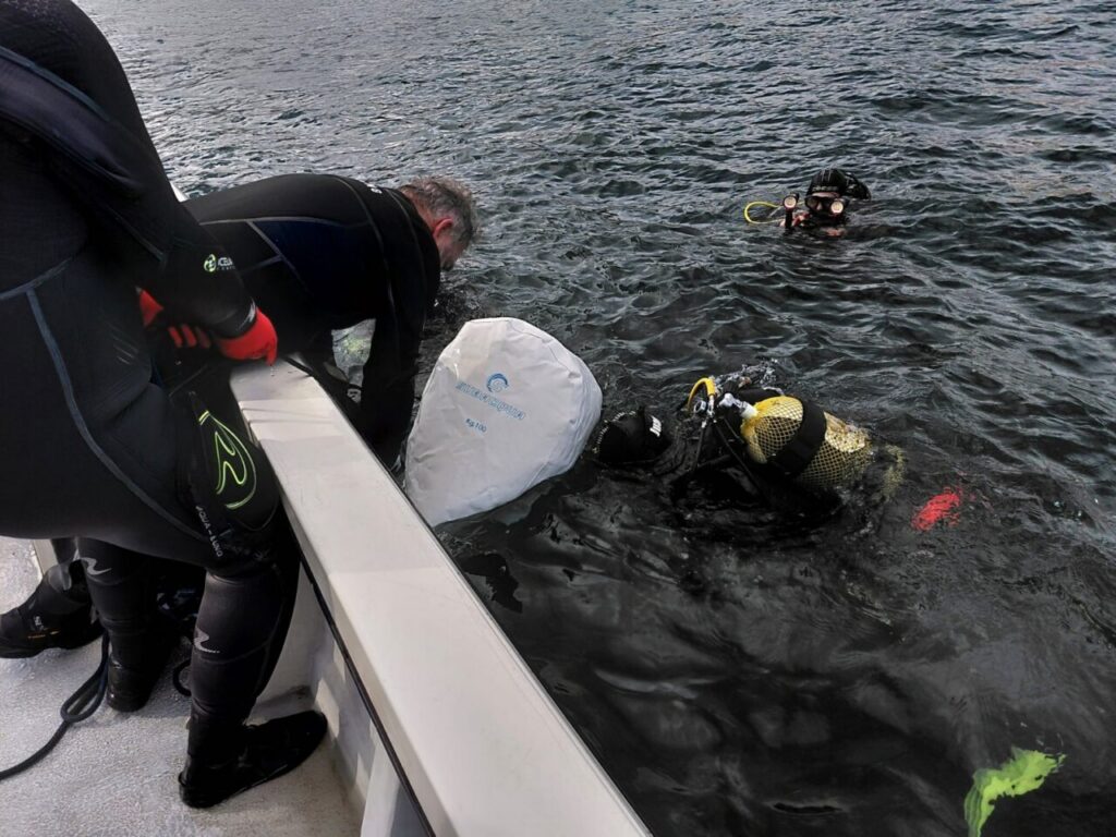 Buceadores retirando una red de pesca ilegal en Aguadú