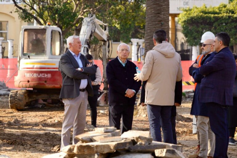 Visita de autoridades a las obras de rehabilitación de la Plaza de España en Melilla