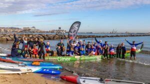 Participantes del A Mar Surfing Club en la remada de fin de año en Melilla
