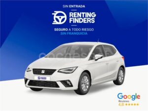 Coche blanco de renting para jubilados con logo de Renting Finders