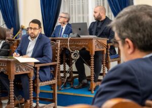 Reunión del consejo municipal en Melilla con varios participantes.