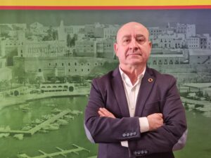 Hombre de pie con brazos cruzados frente a un fondo de Melilla